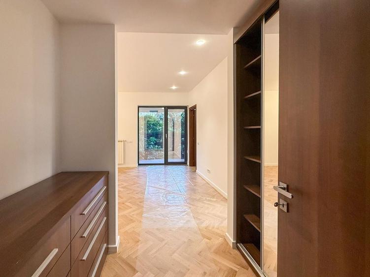 Apartament cu 3 camere semidecomandat, mobilat în Primăverii