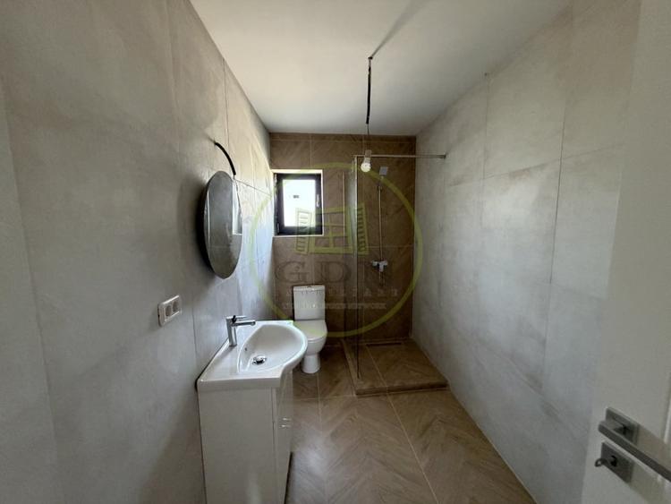 Casă cu 3 camere cu Teren 230 Mp în Leamna de Jos