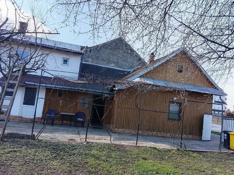 Casă cu 2 camere cu Teren 400 Mp în Central