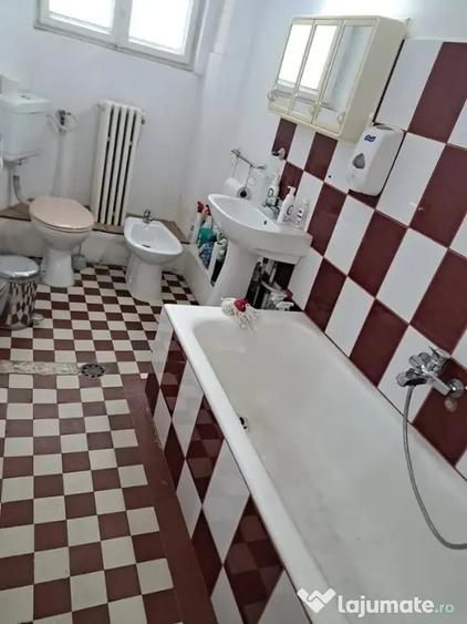 Apartament cu 3 camere decomandat în Universitate