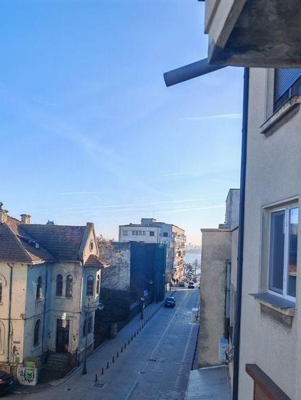 Apartament cu 3 camere decomandat în Peninsula