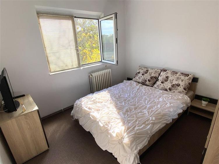 Apartament cu 3 camere decomandat în Nicolina