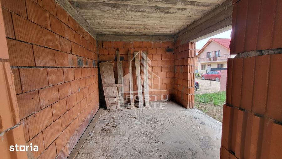 Casă cu 5 camere cu Teren 480 Mp în Peciu Nou