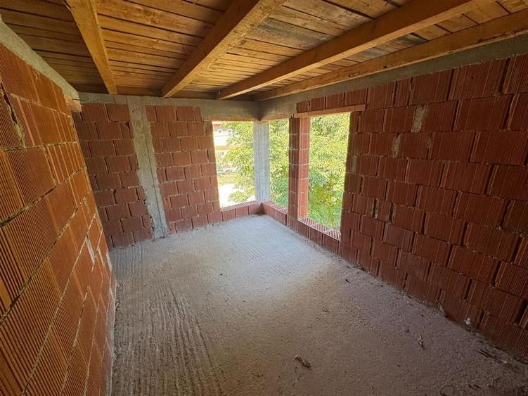 Casă cu 4 camere cu Garaj în Livada de Bihor