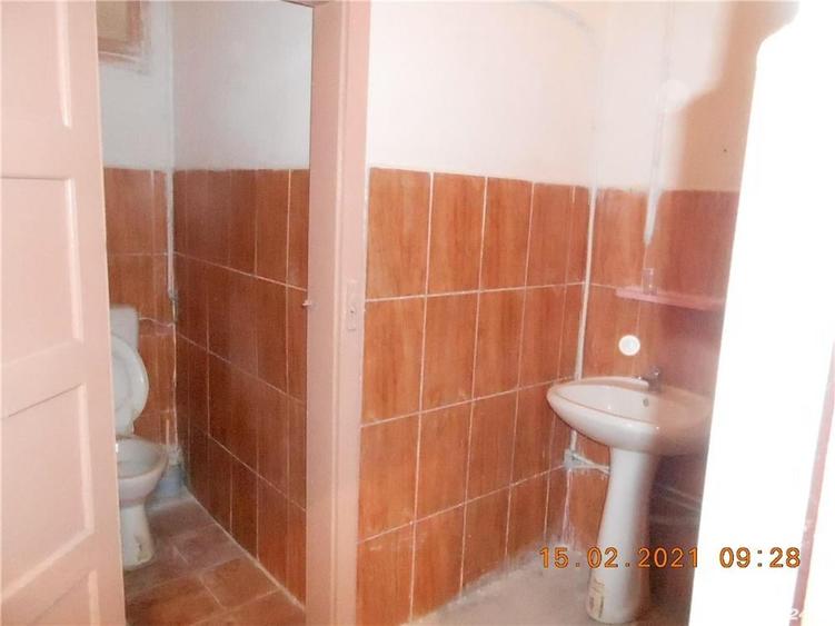 Spațiu comercial, de 800 mp, în Ineu