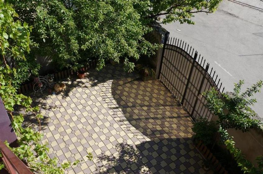 Casă individuală cu 9 camere cu Teren 186 Mp în Doamna Ghica