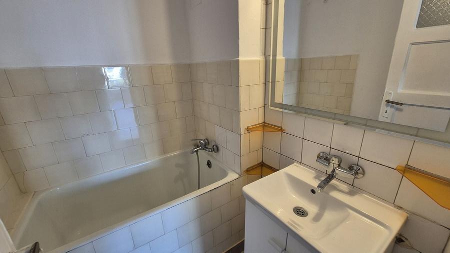 Apartament cu 3 camere decomandat în P-ța Romană