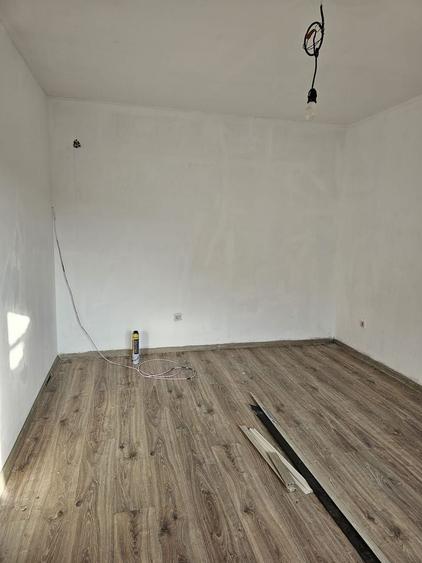 Casă individuală cu 6 camere cu Canalizare în Episcopia Bihorului