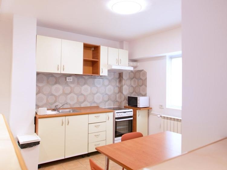 Apartament cu 3 camere decomandat, mobilat în Central
