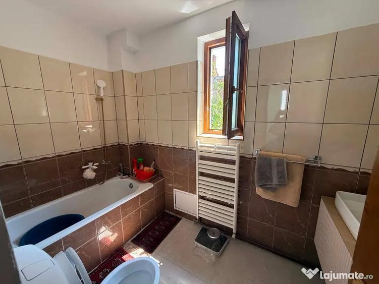 Apartament cu 3 camere semidecomandat în Andrei Mureșanu