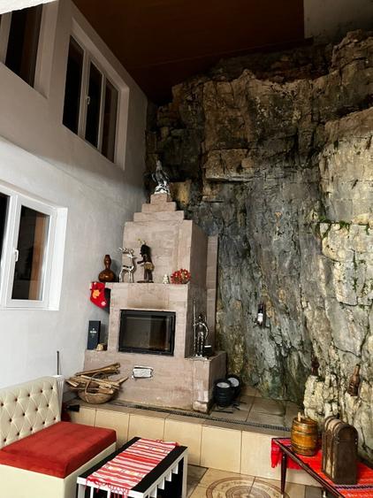 Casă individuală cu 10 camere cu Piscina în Dâmbovicioara