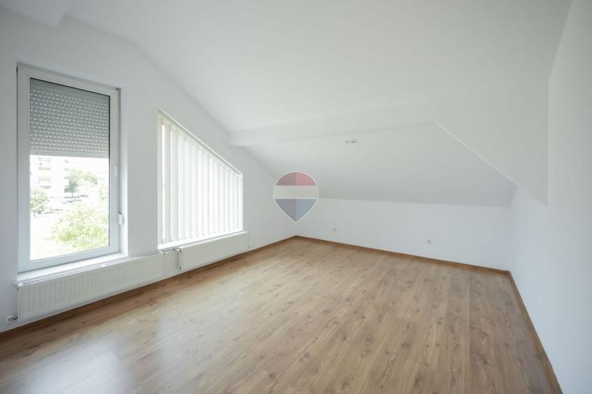 Penthouse cu 4 camere decomandat, mobilat în Nufărul
