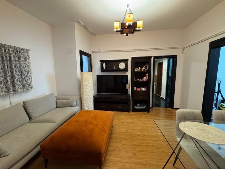 Apartament cu 3 camere semidecomandat, mobilat în Decebal