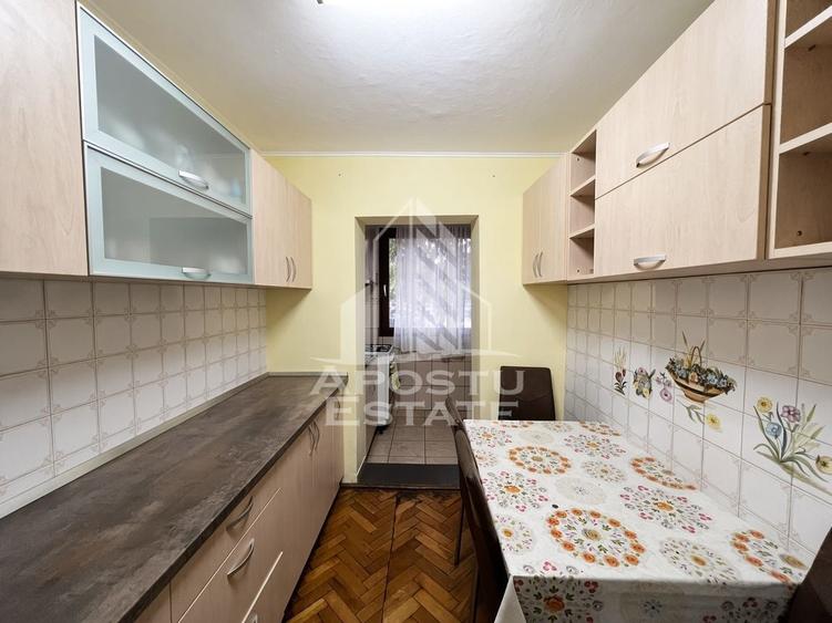Apartament cu 3 camere decomandat, mobilat în Lipovei