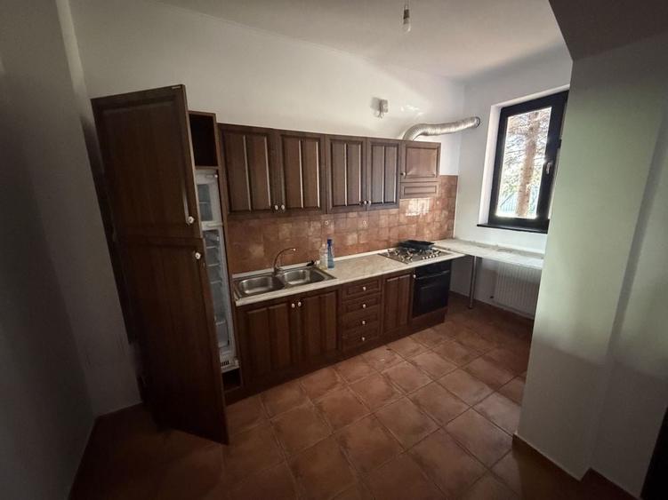 Casă cu 4 camere în Ștefănești
