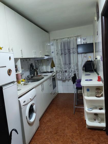 Apartament cu 2 camere semidecomandat în Tei