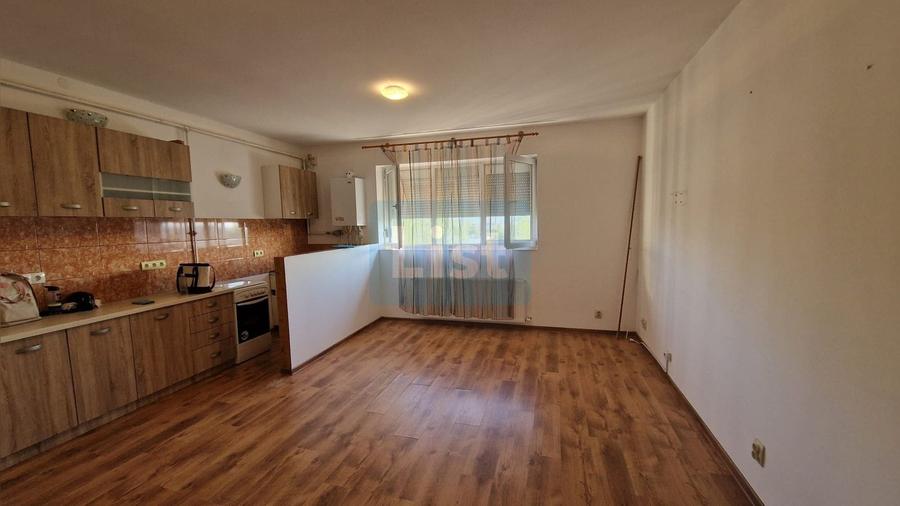 Apartament cu 3 camere semidecomandat în Săsar