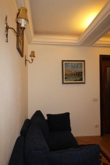 Apartament cu 3 camere circular, mobilat în Capitale