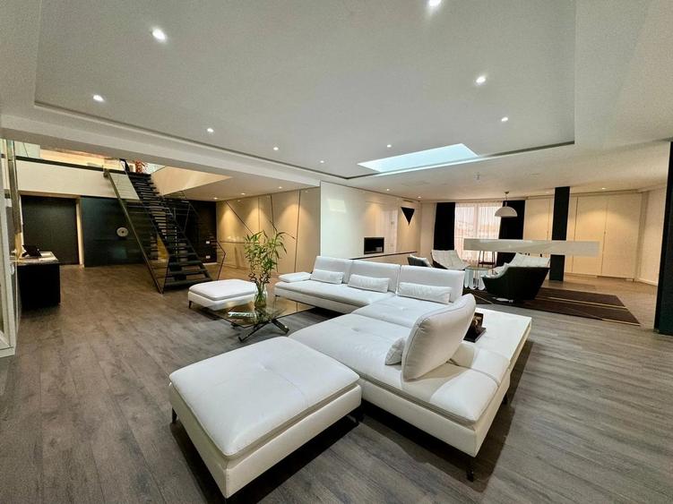 Penthouse cu 5 camere decomandat în Herăstrău