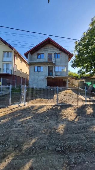 Casă cu Teren 476 Mp în Cârlig