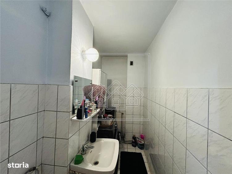 Apartament cu 4 camere decomandat în Valea Aurie