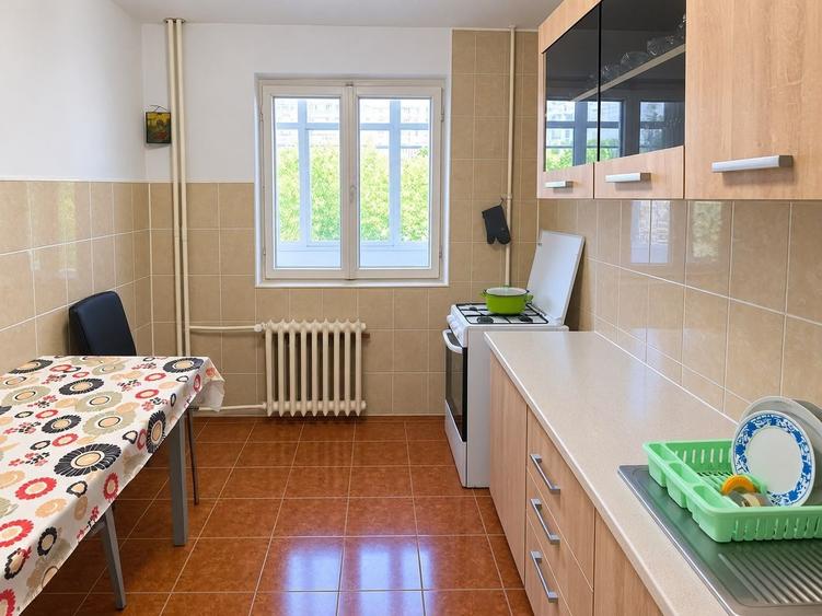 Apartament cu 3 camere decomandat, mobilat în Baicului