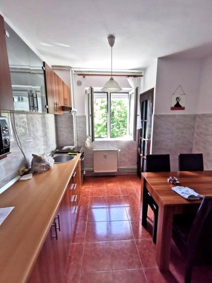Apartament cu 4 camere semidecomandat, mobilat în Dacia