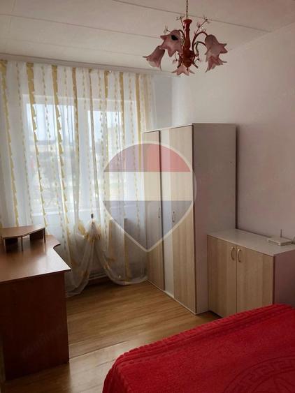 Apartament cu 3 camere semidecomandat în Podu Roș