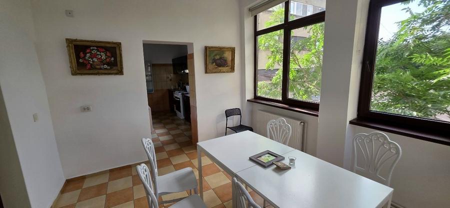 Apartament cu 4 camere decomandat, mobilat în Dacia