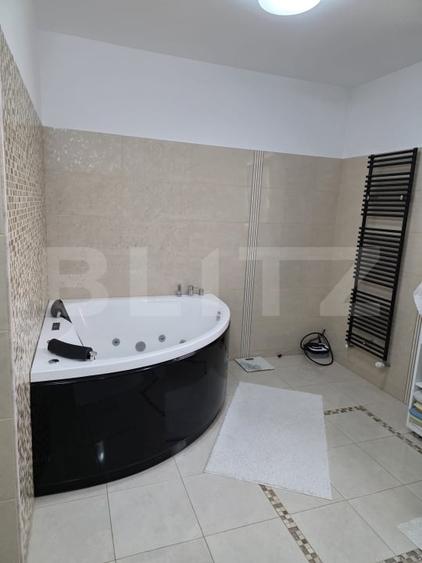 Casă individuală cu 5 camere cu Canalizare în Reghin