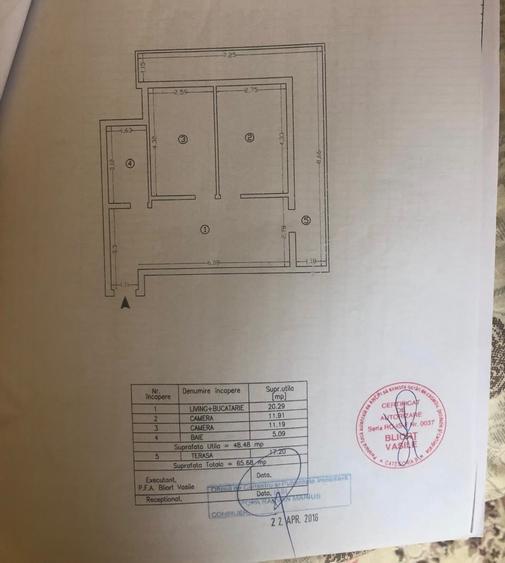Apartament cu 3 camere semidecomandat în Podu Roș