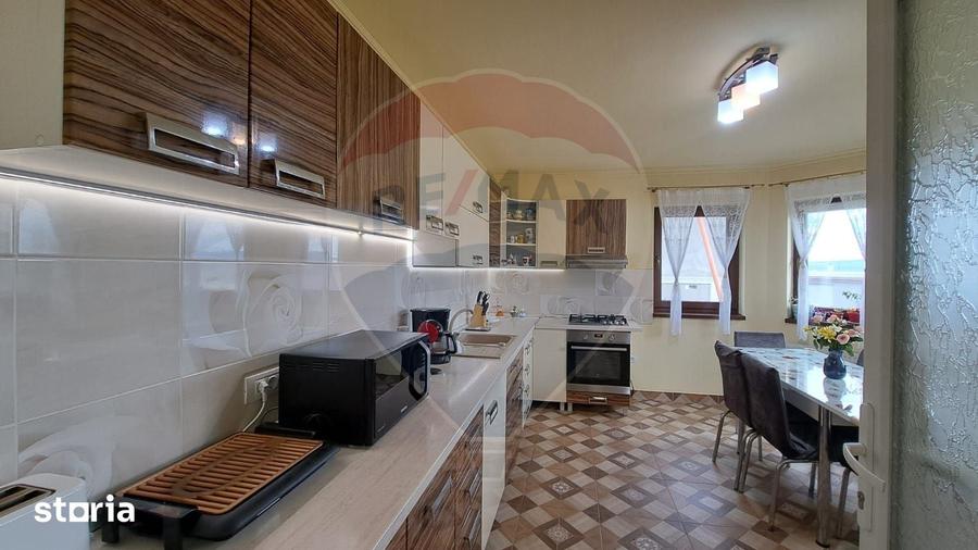 Casă cu 9 camere cu Teren 520 Mp în Cetate