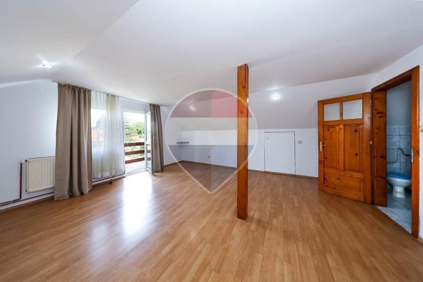 Casă individuală cu 8 camere cu Teren 720 Mp în Central