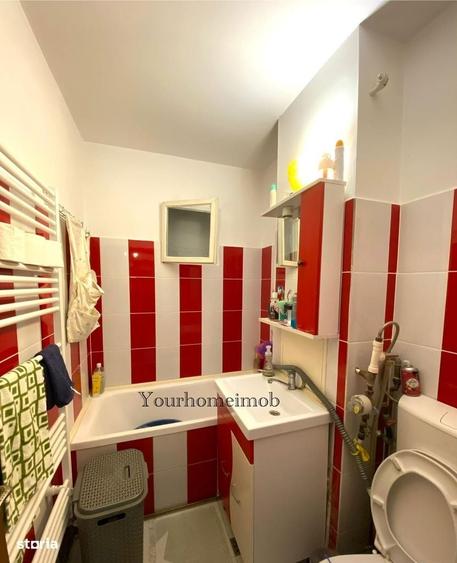 Apartament cu 3 camere semidecomandat în Craiovița Nouă