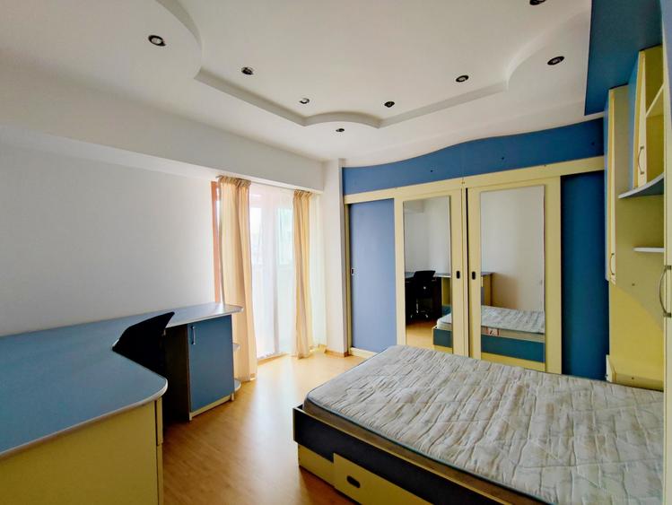 Apartament cu 4 camere decomandat, mobilat în Trocadero