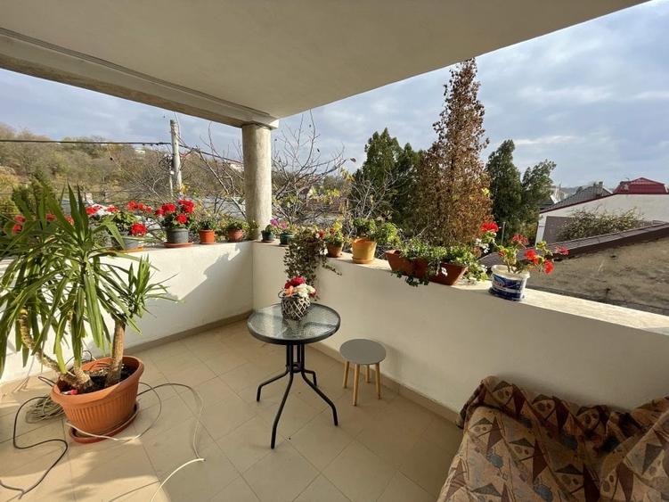 Casă individuală cu 10 camere cu Teren 825 Mp în Orașul de Jos