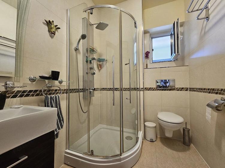 Apartament cu 3 camere semidecomandat în Plevnei