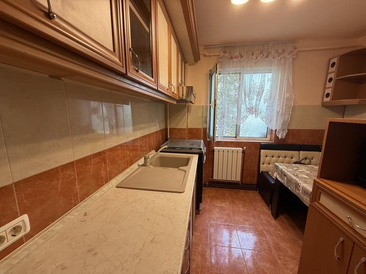 Apartament cu 3 camere decomandat, mobilat în Girocului
