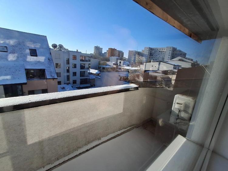 Apartament cu 3 camere semidecomandat în Floreasca