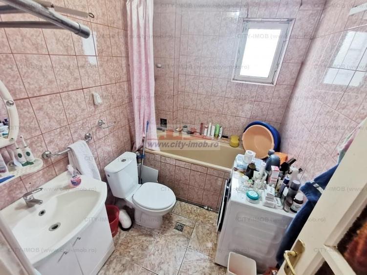Casă individuală cu 5 camere decomandat cu Canalizare în Andronache