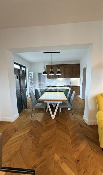 Apartament cu 4 camere semidecomandat, mobilat în Central