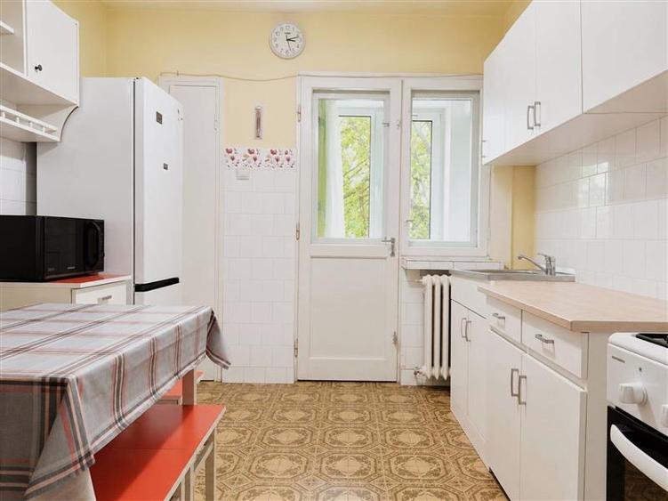 Apartament cu 4 camere decomandat, mobilat în Republicii