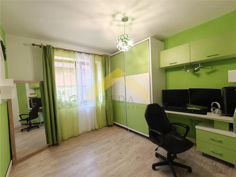 Apartament cu 3 camere decomandat în Bujac