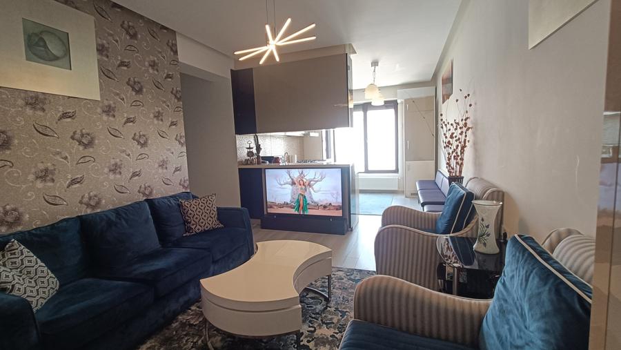 Apartament cu 3 camere semidecomandat în Decebal