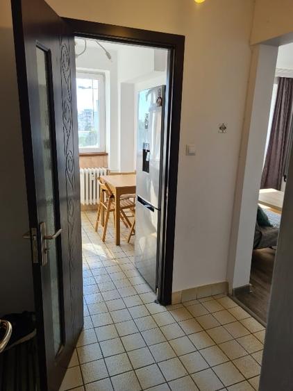 Apartament cu 3 camere semidecomandat, mobilat în Iancului