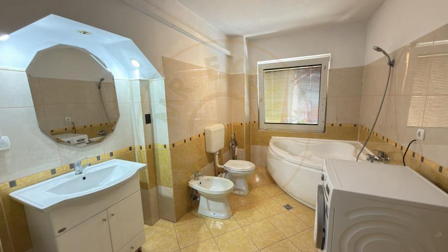 Casă individuală cu 4 camere cu Canalizare în Carei
