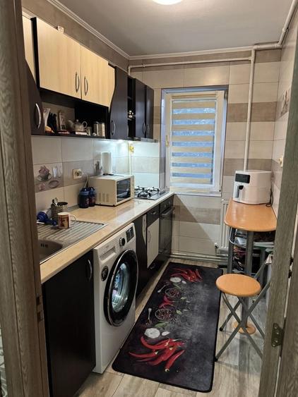 Apartament cu 3 camere semidecomandat în Micro 6