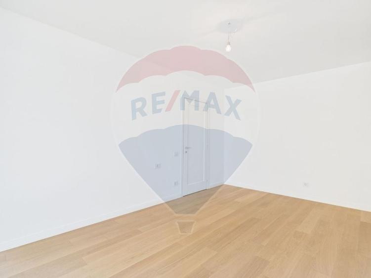 Apartament cu 3 camere semidecomandat în Nord