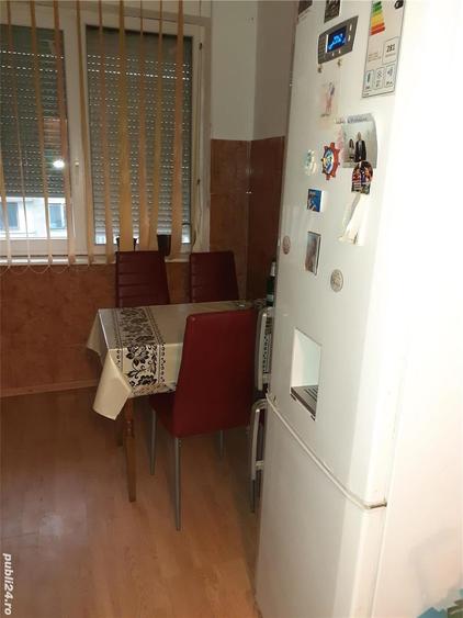 Apartament cu 3 camere semidecomandat în Popești