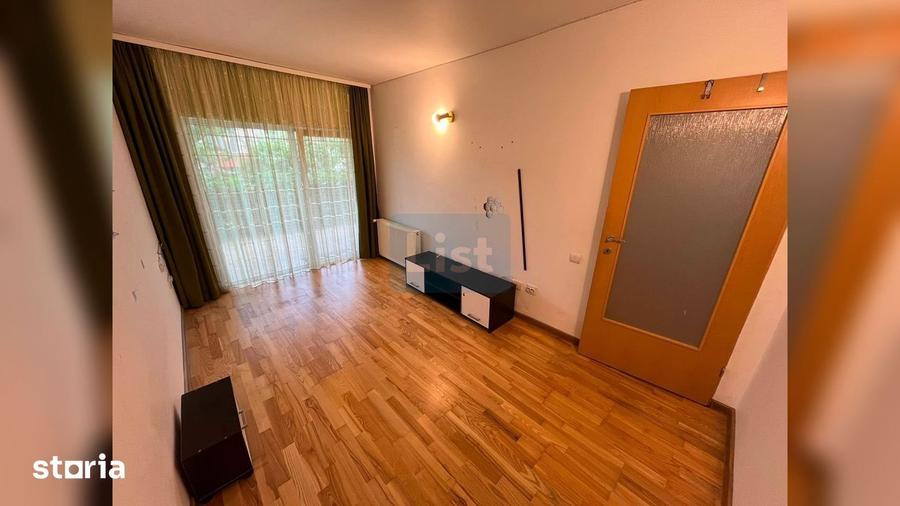 Apartament cu 3 camere semidecomandat în Europa